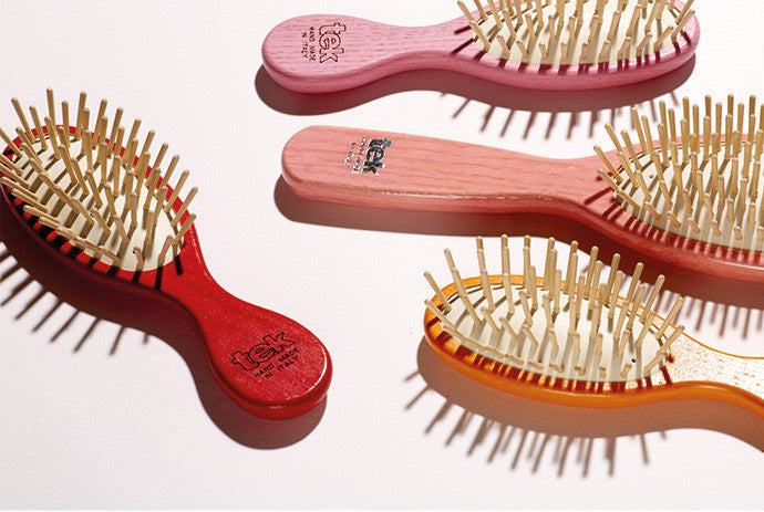 Les brosses à cheveux en bois, leurs bénéfices sur la santé du cheveu.
