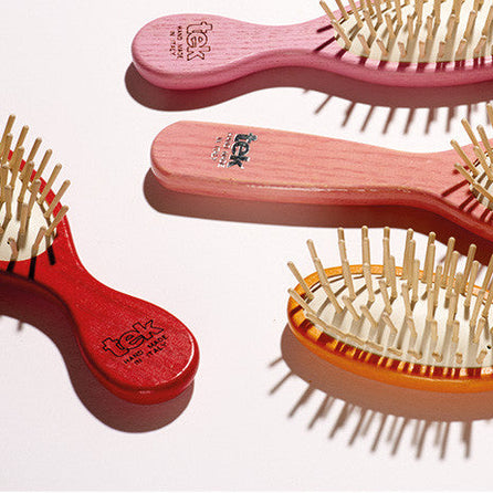 Les brosses à cheveux en bois, leurs bénéfices sur la santé du cheveu.